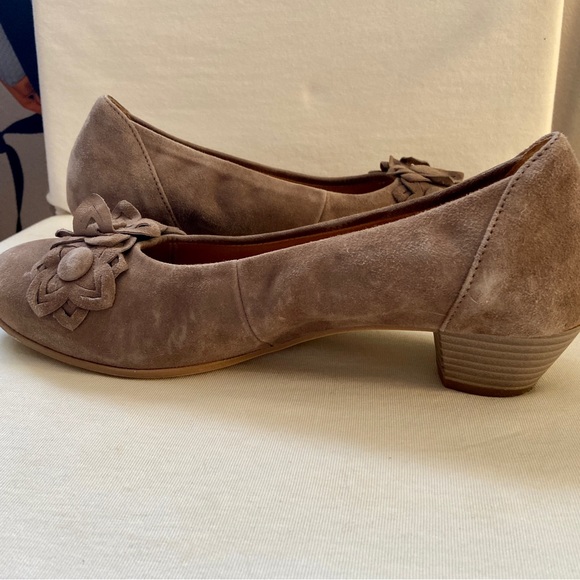 Pumps - Picture 3 of 4